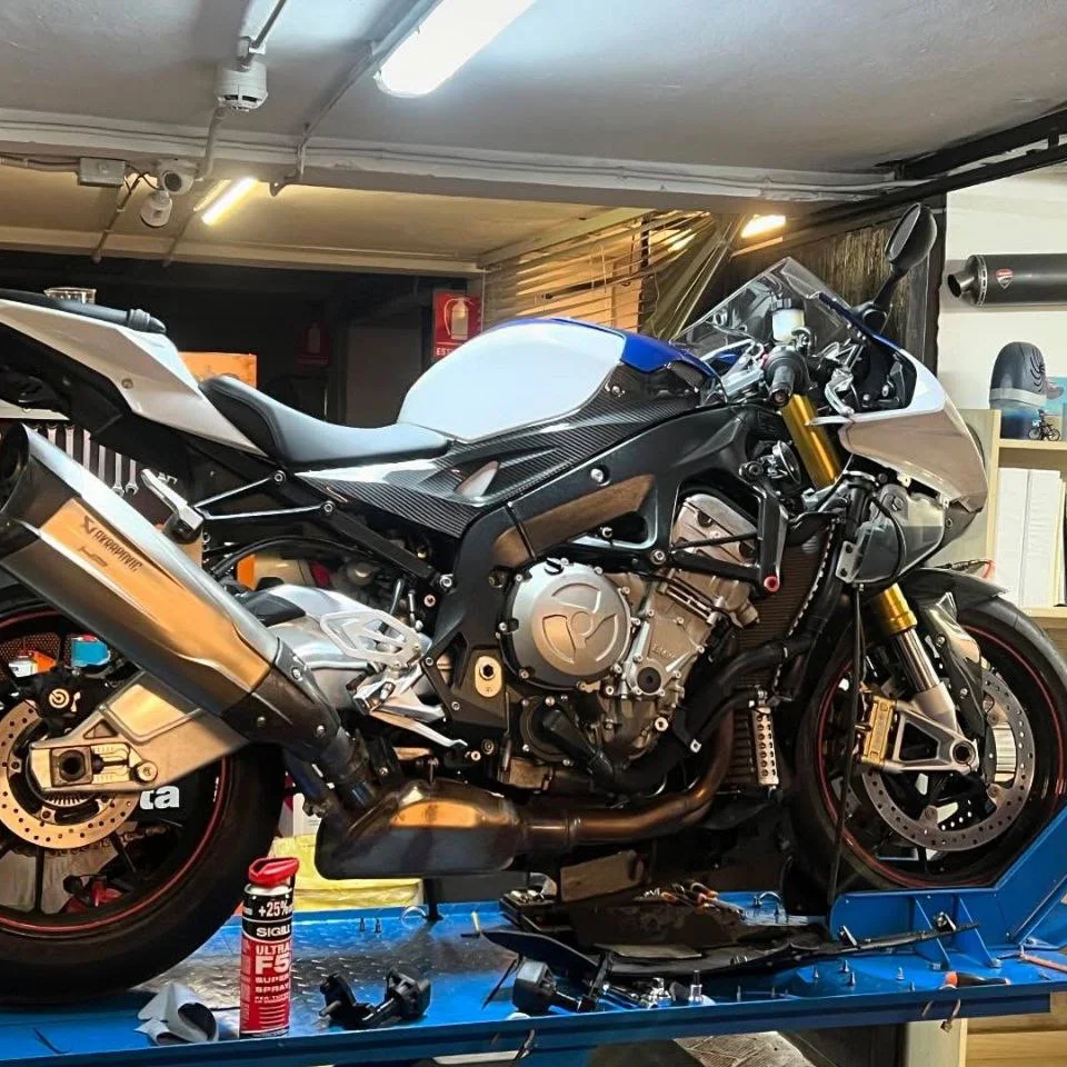 Moto sportiva durante una lavorazione