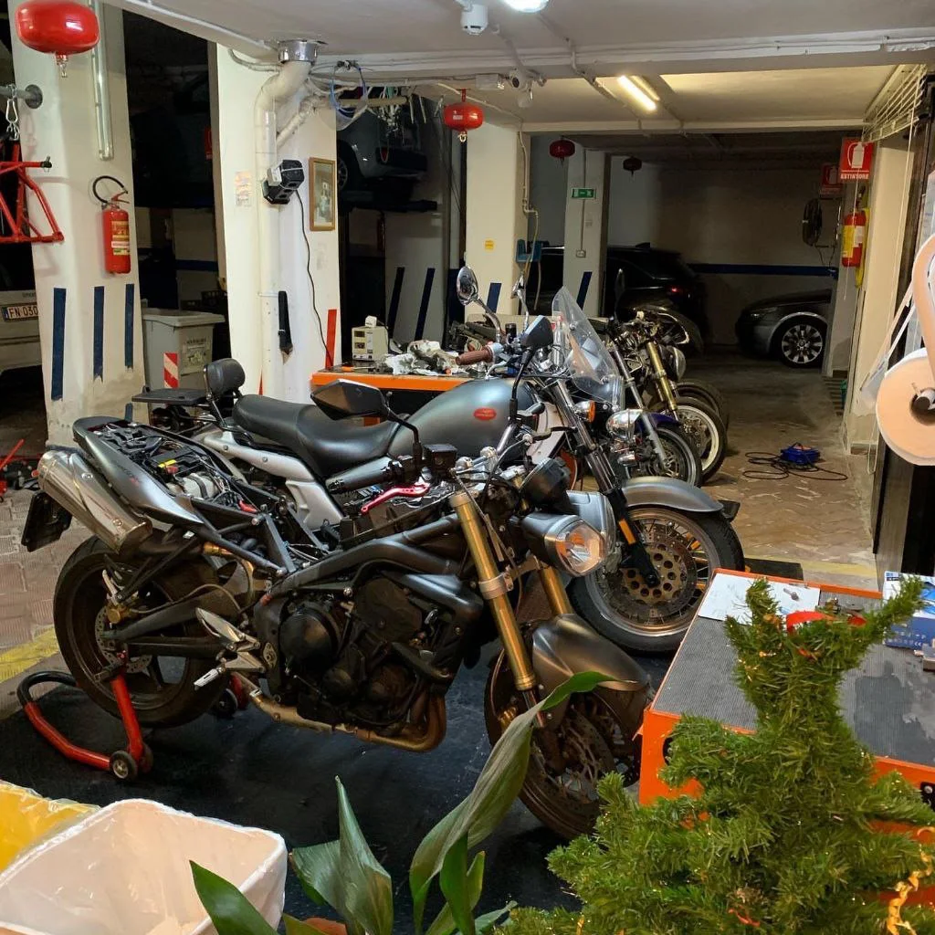 Interno dell'officina con motocicli