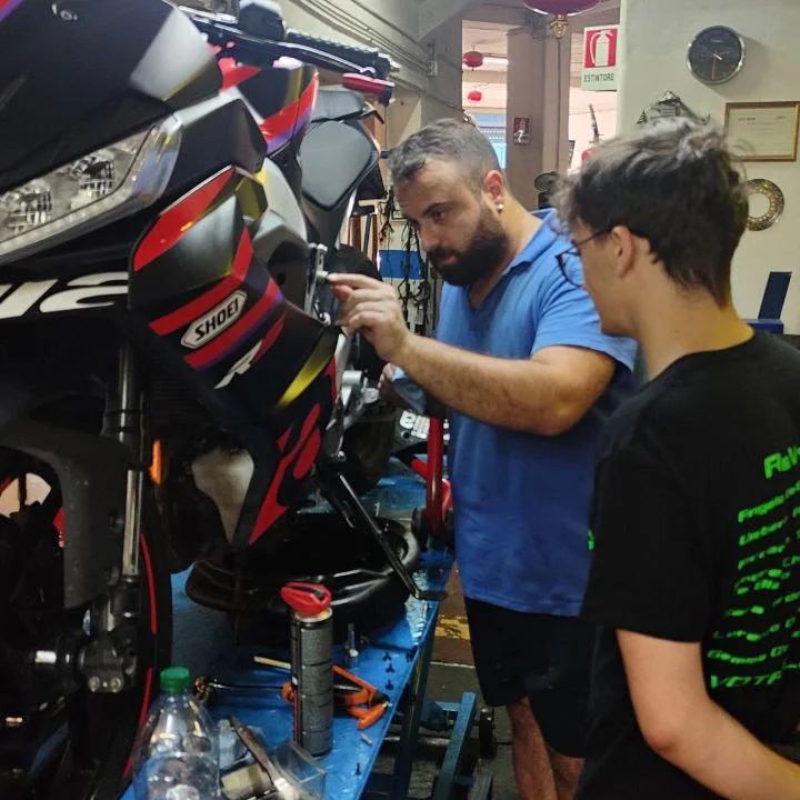 Lavorazione su moto nell'Officina Hephaestus