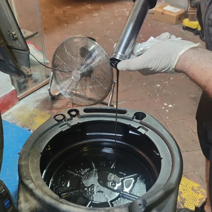 Operazione di manutenzione fluidi
