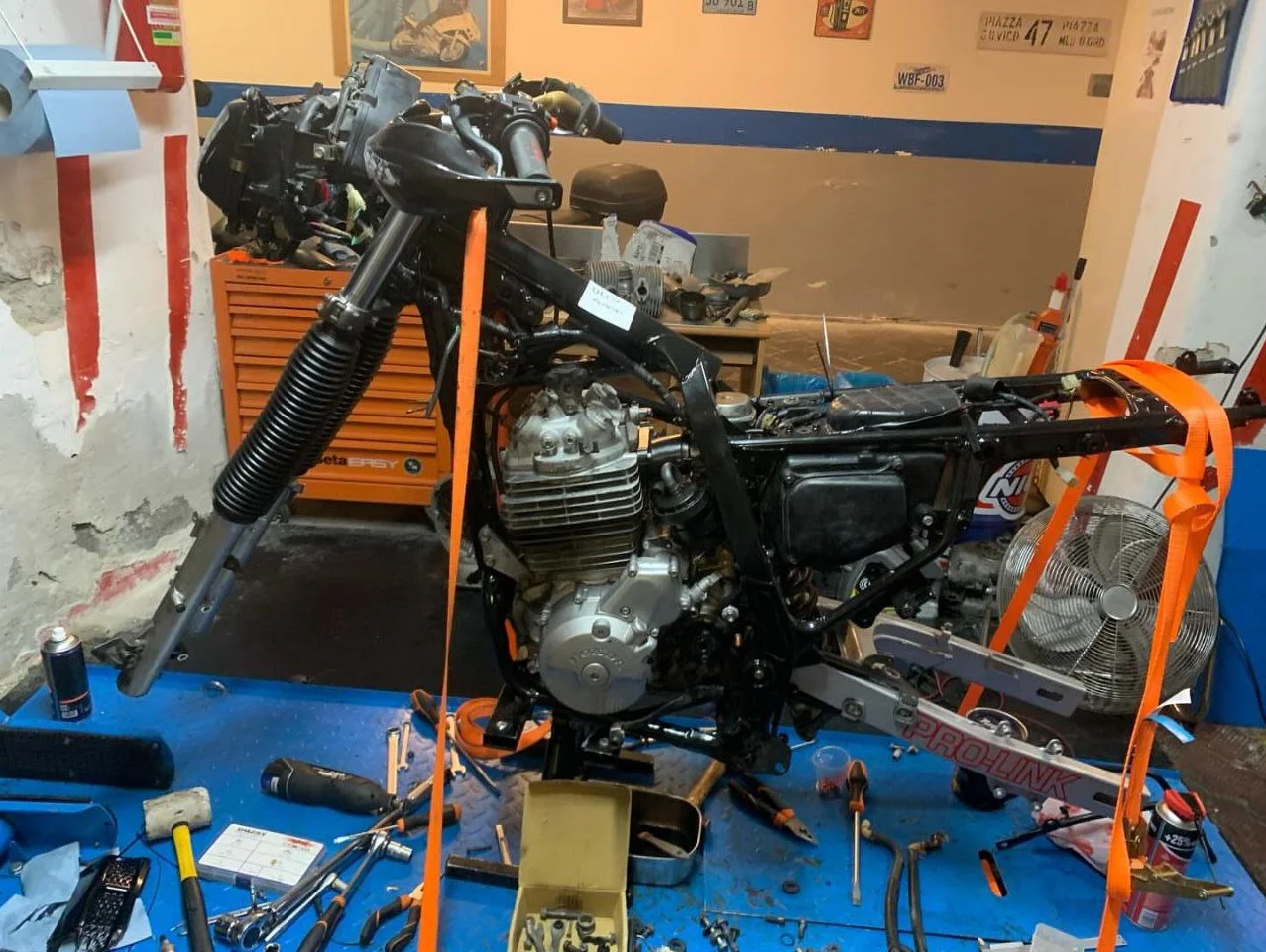 Fase di rimontaggio di una moto