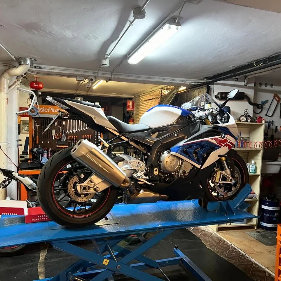 Moto sportiva su ponte