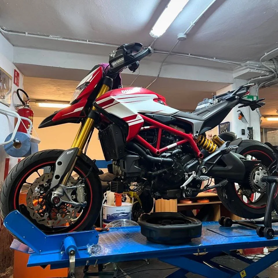 Moto rossa in manutenzione