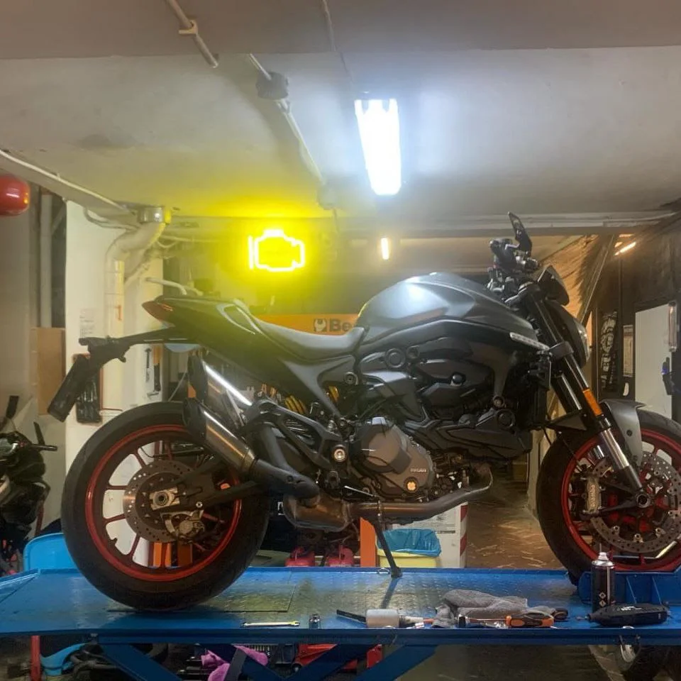 Moto nera in officina